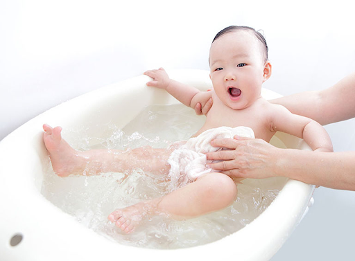 Trẻ bị viêm phổi vẫn có thể tắm được, nhưng mẹ lưu ý không nên cho bé tiếp xúc với nước quá lâu