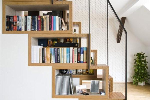 Tận dụng gầm cầu thang làm tủ đựng sách