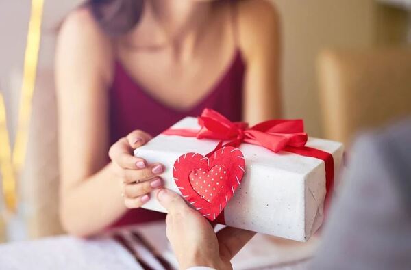 Không nên tặng quà gì cho bạn trai