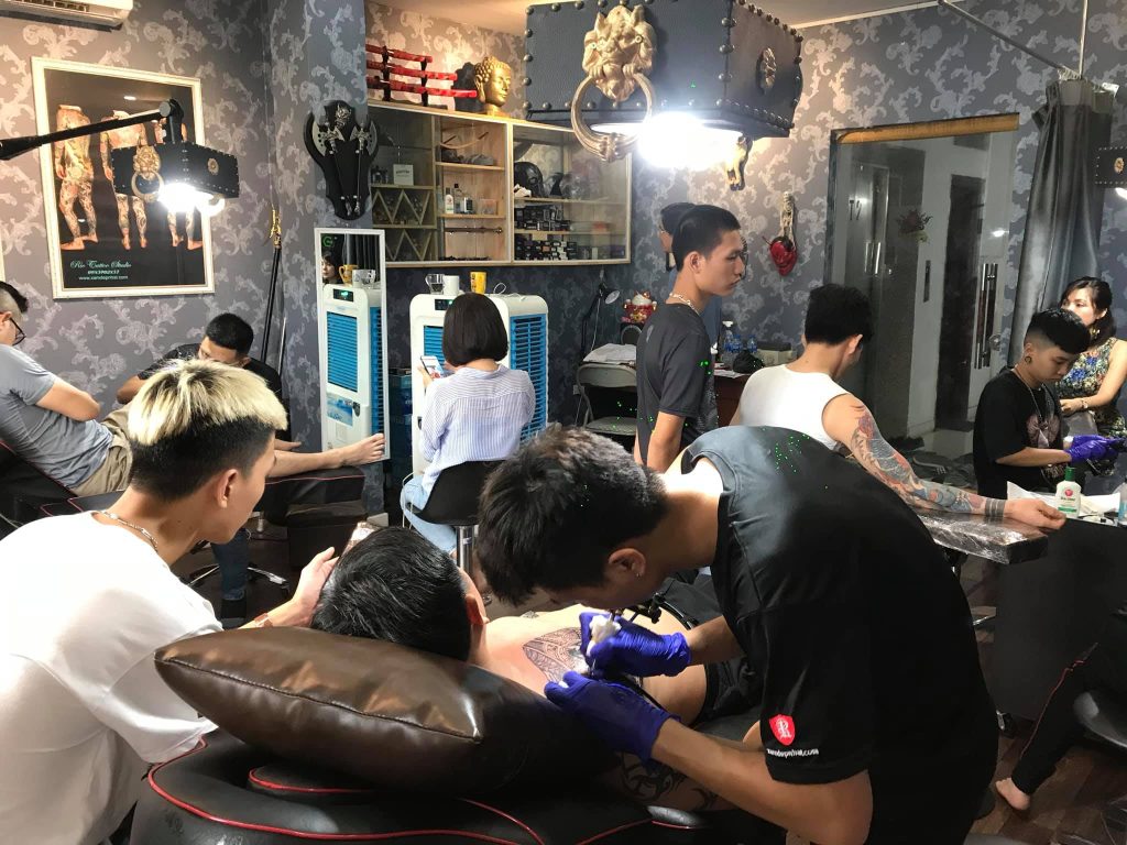 Học xăm hình nghệ thuật tại Rio Tattoo Studio sẽ được thực hành trên da giả và người thật với tỷ lệ 70 % thực hành 20 % thị phạm ( được xem trực tiếp những Artist giỏi nhất hiện nay làm trên người khách hàng ) 10 % là lý thuyết .