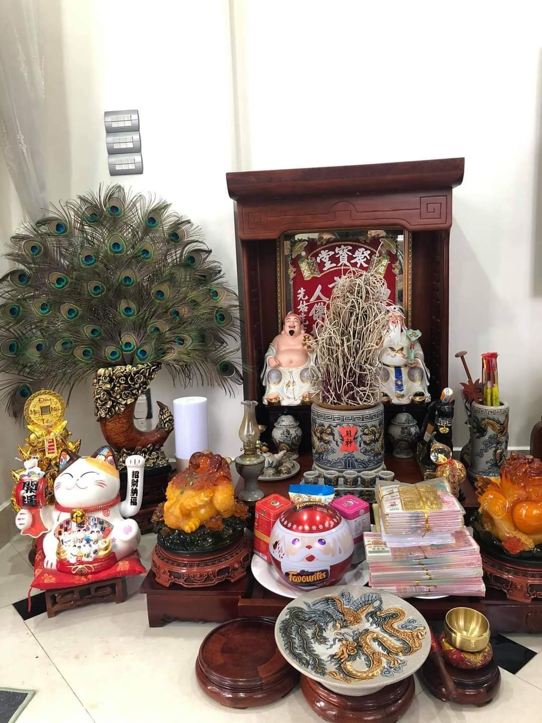Đặt tượng mèo trên bàn thờ