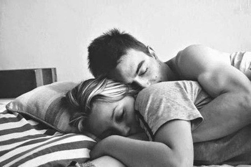 Những giờ phút ôm ngủ lãng mạn luôn là khoảnh khắc đáng nhớ trong tình yêu. Trong bức ảnh này, cặp đôi chia sẻ sự yên bình và tình yêu đong đầy trong giấc ngủ. Hãy bấm play để thưởng thức ngay!