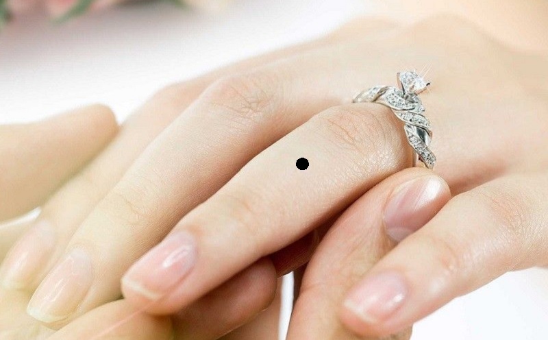 Nốt ruồi ở ngón tay áp út mang ý nghĩa gì? 