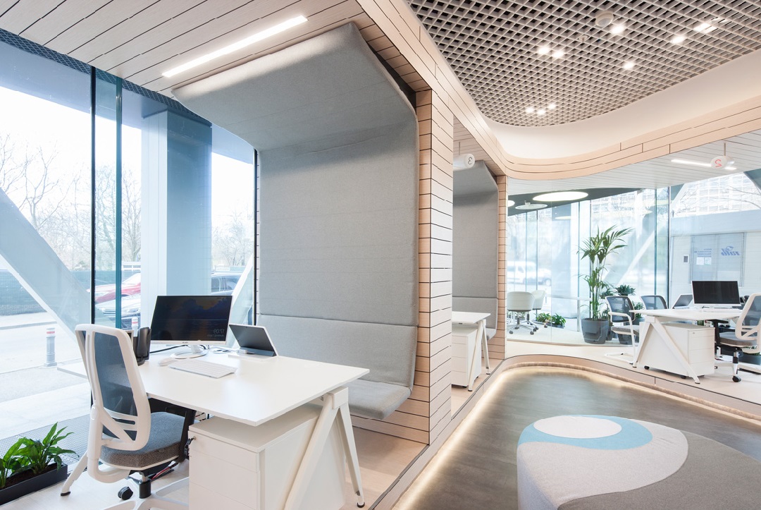 Thiết kế văn phòng tông màu trắng với không gian mở