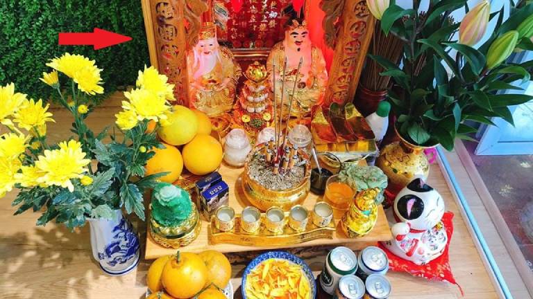 Mèo may mắn đặt trên bàn thờ may mắn như thế nào?