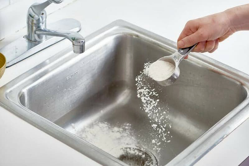 Thông tắc bồn rửa bát bằng muối và giấm