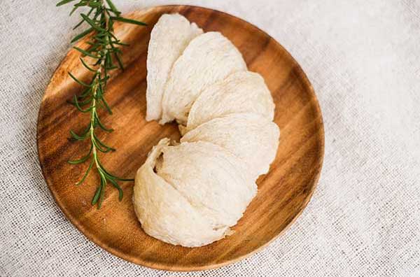 Dĩa yến sào trắng non luôn thu hút nhiều du khách