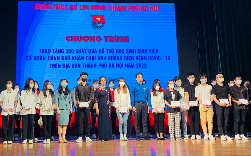Quỹ Happy Home tặng quà cho học sinh có hoàn cảnh khó khăn trên địa bàn thành phố Hà Nội do ảnh hưởng của dịch Covid 19