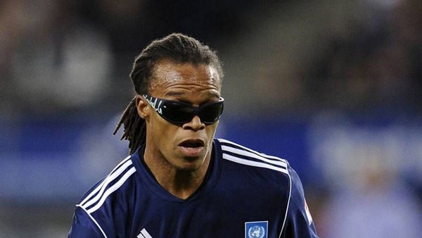 Edgar Davids phải đeo kính trong suốt cuộc thi vì bệnh rất khó phát hiện