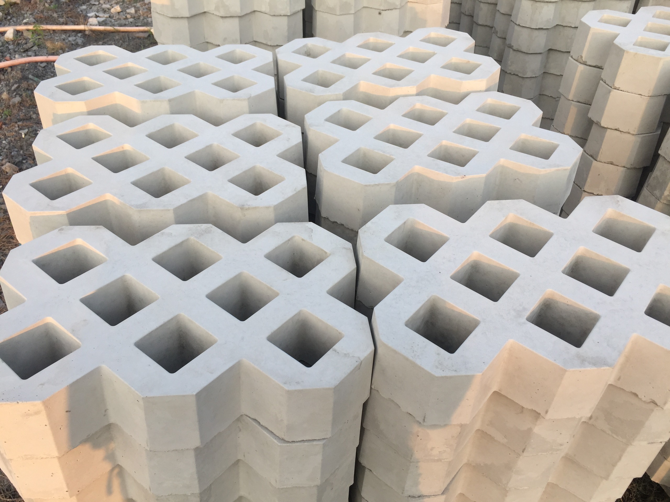 Gạch trồng cỏ 8 lỗ | Mẫu gạch block trồng cỏ đẹp giá rẻ