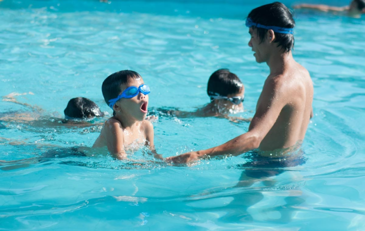 Việc dạy bơi cho trẻ sẽ làm giảm tình trạng căng thẳng khớp gối