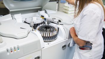 Máy Ly Tâm là gì, máy ly tâm, máy ly tâm tách nước, máy ly tâm công nghiệp, máy ly tâm máu, máy ly tâm lạnh, máy ly tâm tách dầu, máy ly tâm hettich, máy ly tâm rotofix 32a, máy ly tâm spindown, máy ly tâm prp, máy ly tâm công nghiệp, máy ly tâm 12 ống, cấu tạo máy ly tâm