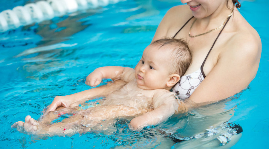 HLV của Baby Swimming luôn ở dưới nước để theo dõi các động tác cũng như đảm bảo sự an toàn của mỗi học viên