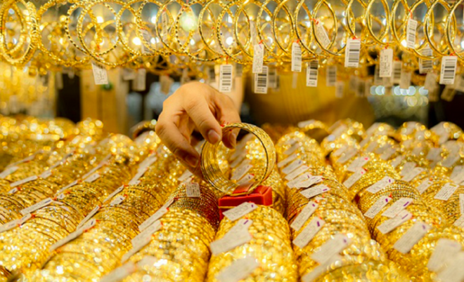 Muốn tích lũy lâu dài nên tiết kiệm hay mua vàng?