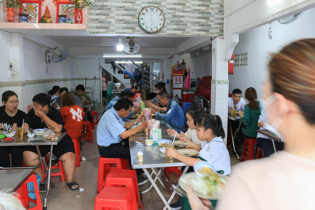 Quán cơm 'tốc độ' nhất Sài Gòn: Gọi món ở quầy, khách vào bàn thì đồ ăn lên tới