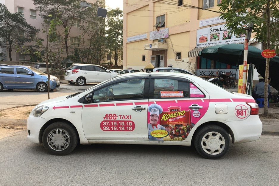 Quảng cáo trên taxi ABC gắn kết thương hiệu với khách hàng