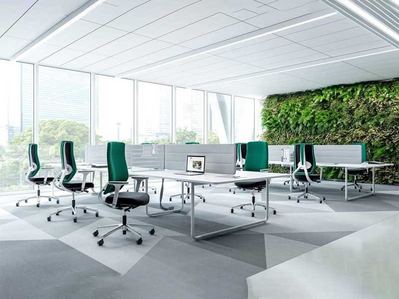 Thiết kế văn phòng xanh với tranh vẽ tường và ánh sáng đầy đủ