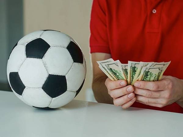 Tiền Lót Tay Là Gì? Góc Khuất Tài Chính Trong Bóng Đá Hiện Đại