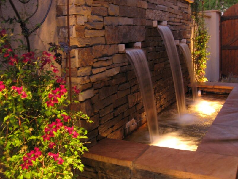 Mô hình phong cảnh thác nước mini trên tường kết hợp ánh sáng đẹp