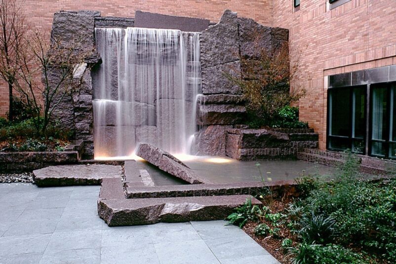 Mô hình thác nước thu nhỏ trên tường làm bằng đá lớn
