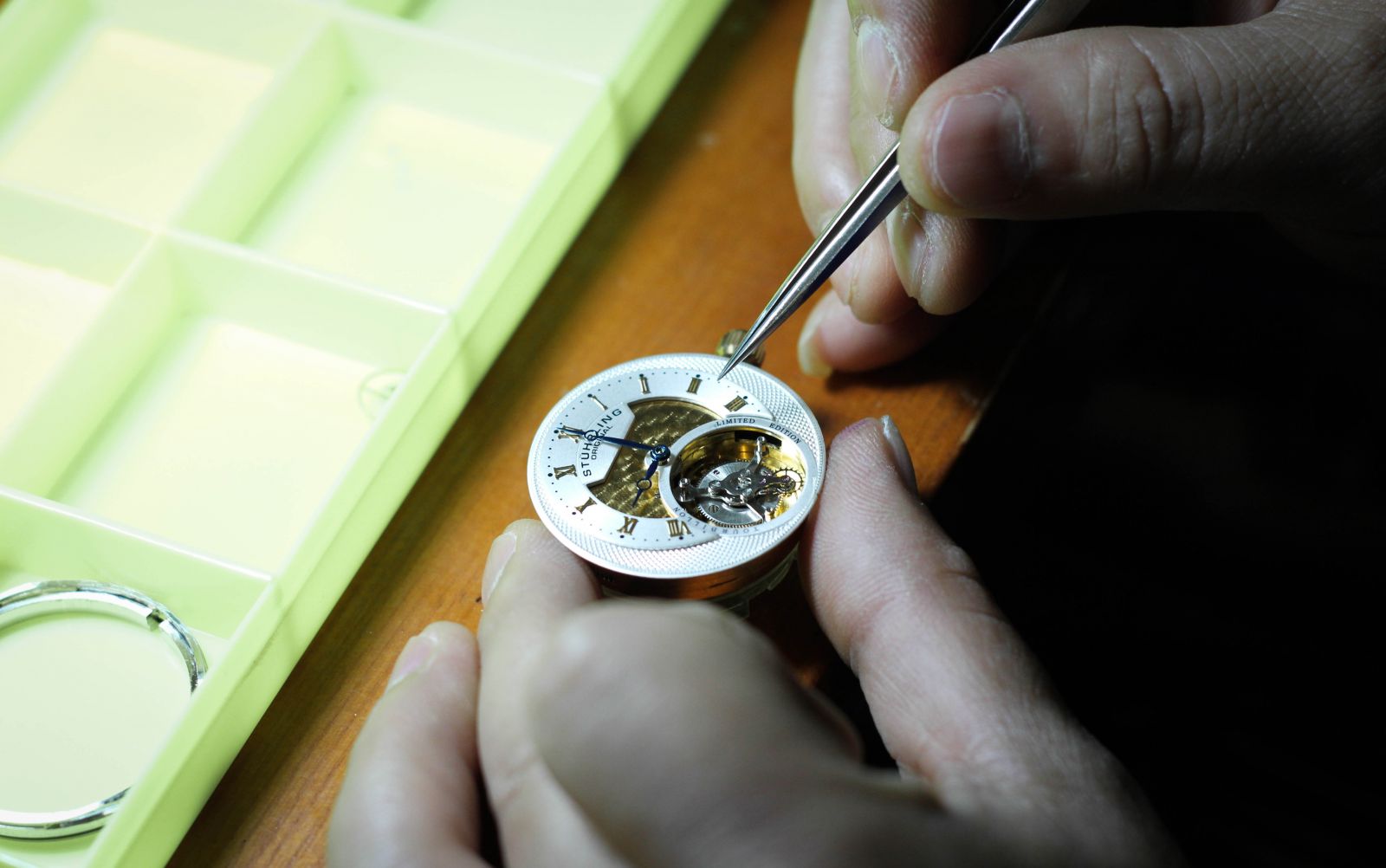 Donghochinhhang.com với hơn 15 năm kinh nghiệm sửa chữa đồng hồ