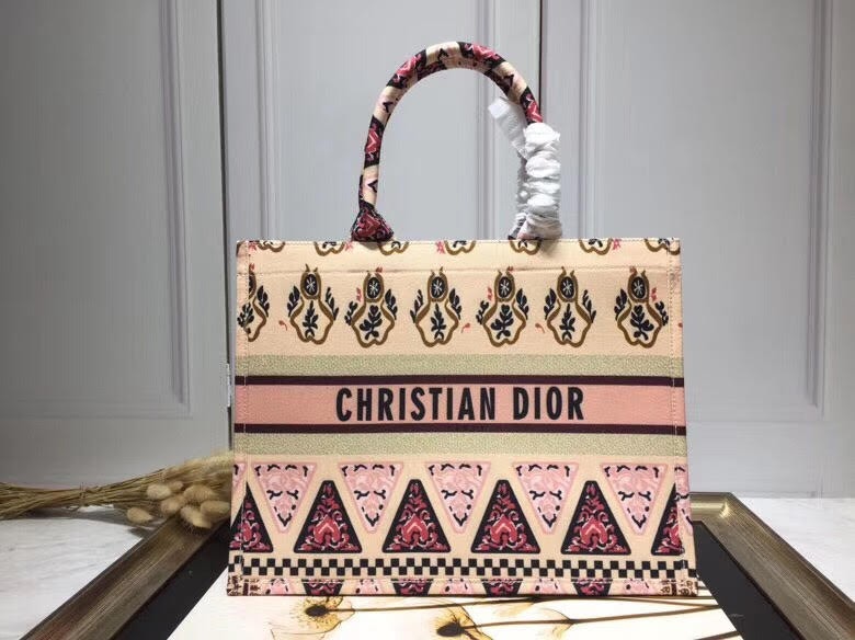 Lịch sử túi xách Lady Dior và mối duyên cùng công nương Diana  Harpers  Bazaar