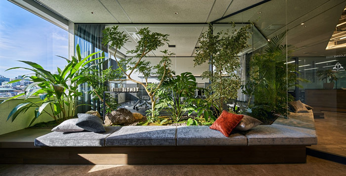 Một môi trường văn phòng xanh với khu vực giếng trời được tạo ra một cách độc đáo, mang đến một luồng không khí trong lành